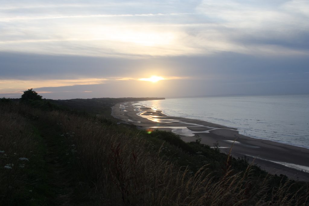 Udsigt fra WN60 over Omaha Beach – historisk camping i Normandiet, Frankrig. Oplev camping i Europa med unikke seværdigheder og historiske oplevelser