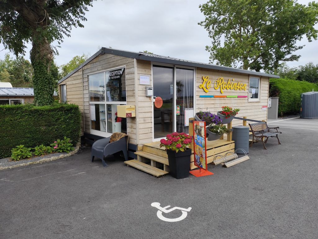 Kiosk med de mest nødvendige varer ved Camping Le Robinson