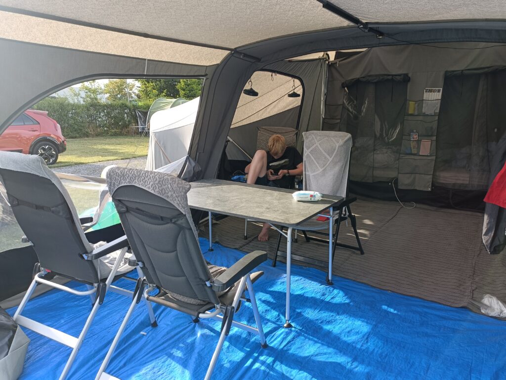 Campingliv i en Camp-let med komfortable campingmøbler.  Perfekt setup til afslapning på campingpladsen