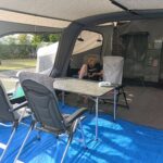 Campingliv i en Camp-let med komfortable campingmøbler. Perfekt setup til afslapning på campingpladsen