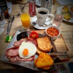 Klassisk engelsk morgenmad med æg, bacon, toast og baked beans hos Cornwall Gold i Cornwall – et godt eksempel på sparetips til campingferien via lokale anbefalinger