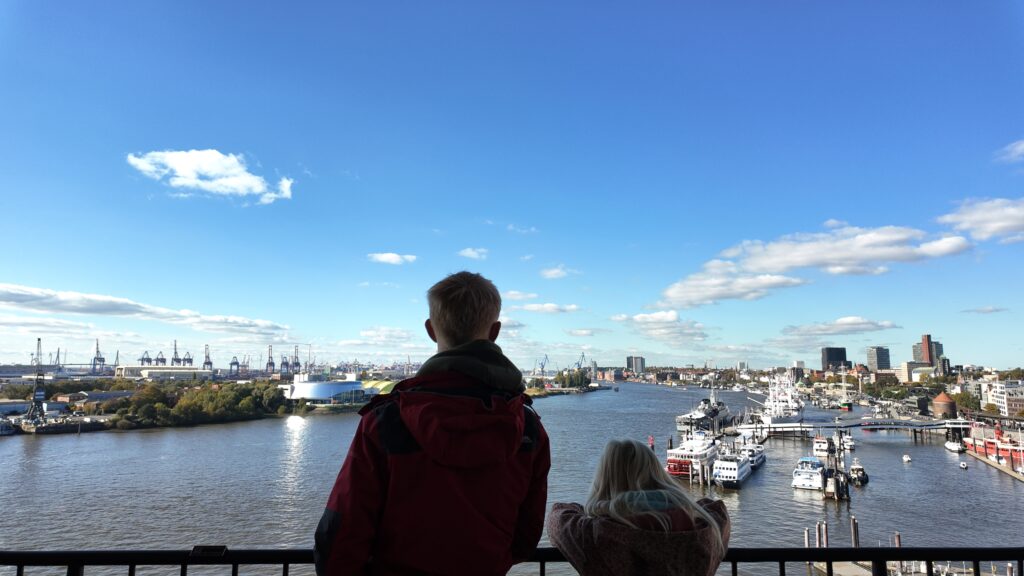 Vores børn nyder udsigten fra Elbphilharmonie Plaza – en af de bedste gratis oplevelser i Hamborg