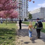 Kirsebærtræerne ved east side gallery – en af de gratis oplevelser i Berlin med børn i foråret