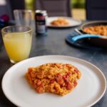 Cajun one-pot med røget pølse serveret på campingbord, lavet i Cadac Paella-pande