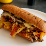 Philly steak sandwich lavet på Cadac paellapande med saftigt oksekød, smeltet ost og peberfrugt, perfekt til camping