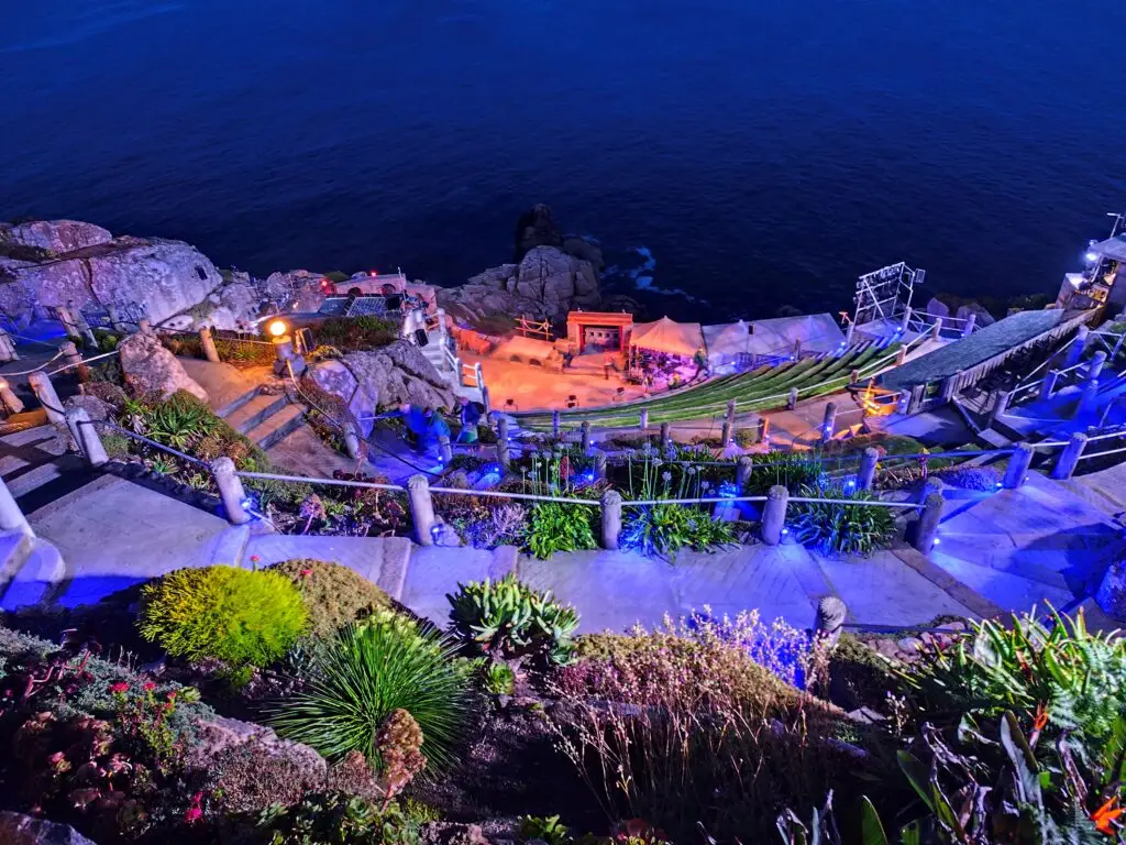 Minack Theatre i Cornwall – amfiteater hugget ud i klipperne med udsigt over Atlanterhavet